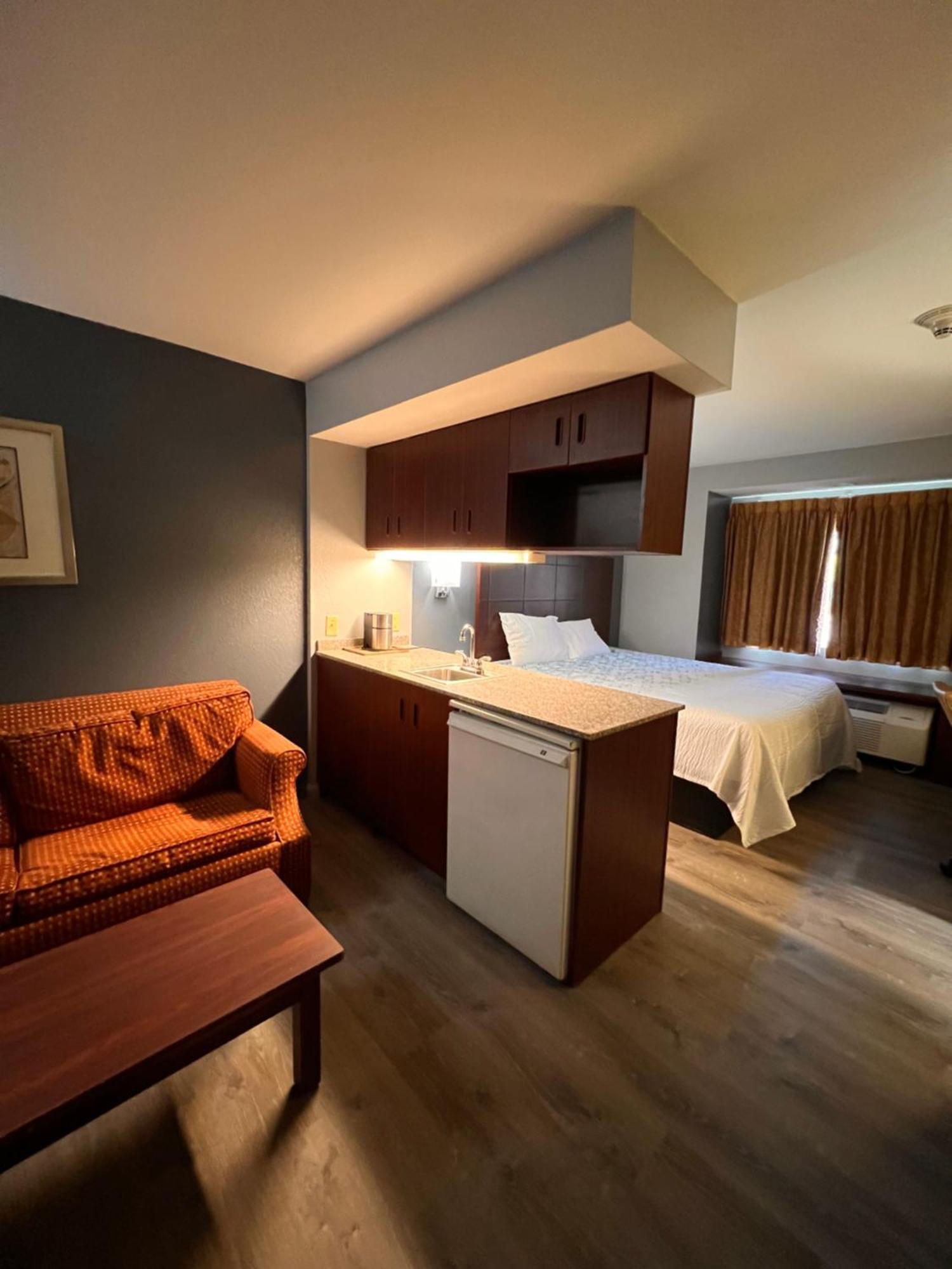 Blisspoint Inn & Suites, Northwood ภายนอก รูปภาพ