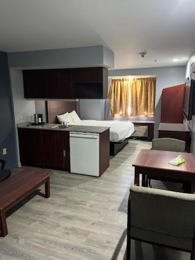 Blisspoint Inn & Suites, Northwood ภายนอก รูปภาพ